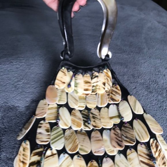Beautiful shell and beaded handbag. - Picture 2 of 4